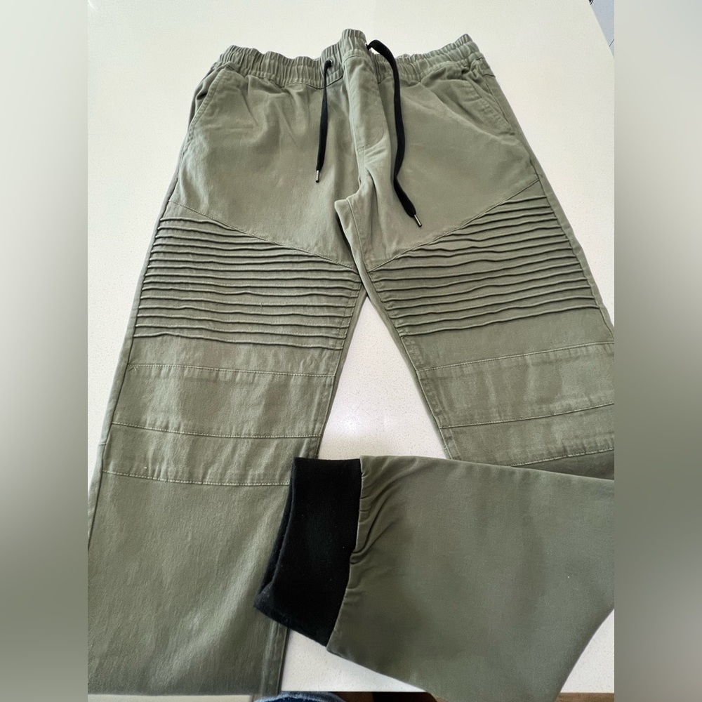 Men biker pants size Large. Pants are new, without tags. Color: olive green